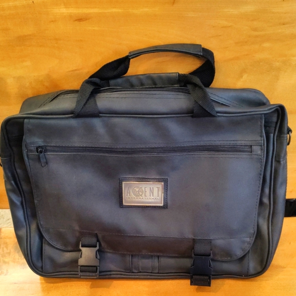 Accent Expandable Attache 16x11x3 With 2 Carrying Straps